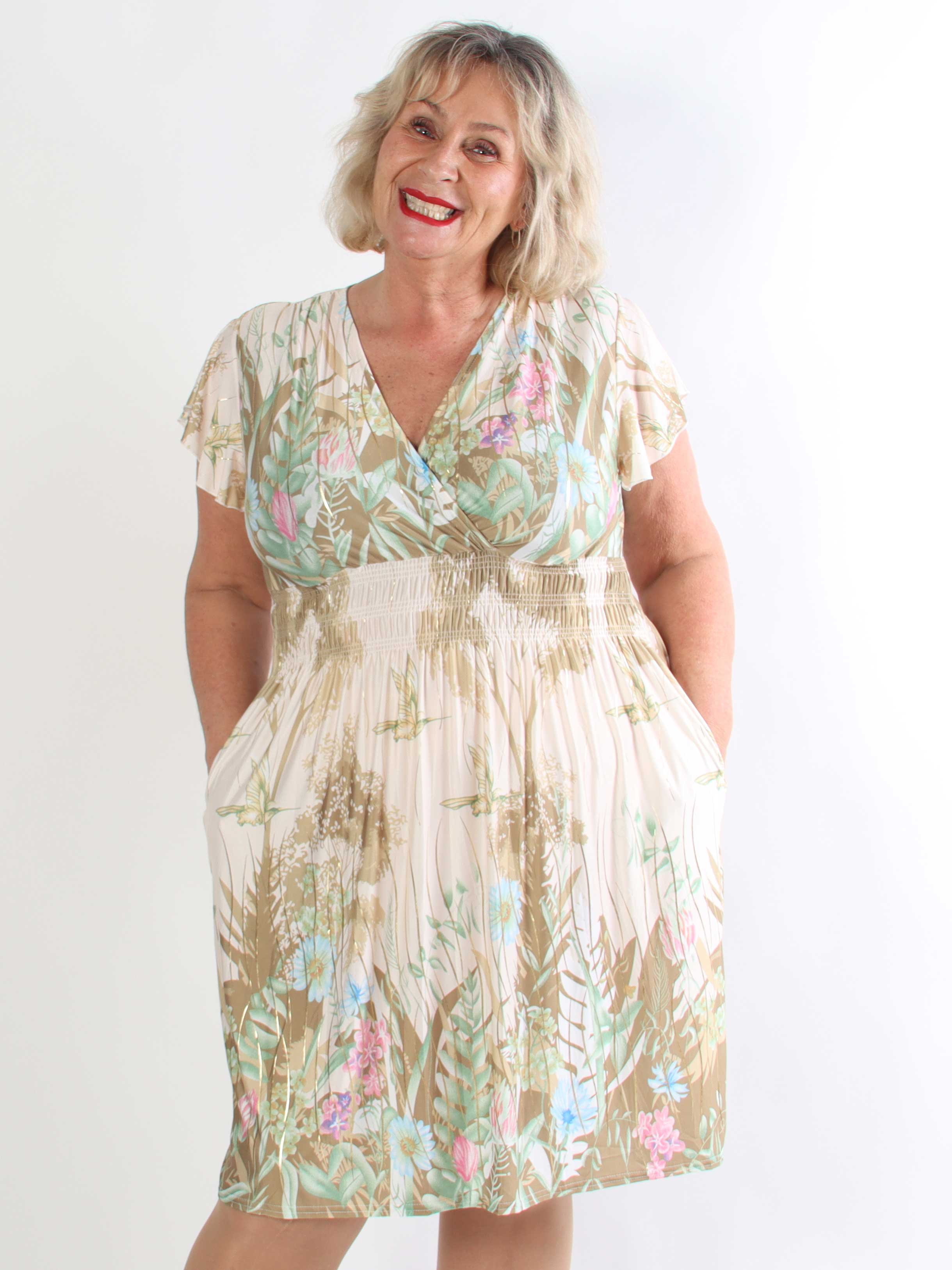 Pams Hummingbird Short - Kort plus size kjole med fuglemotiver og guld detaljer